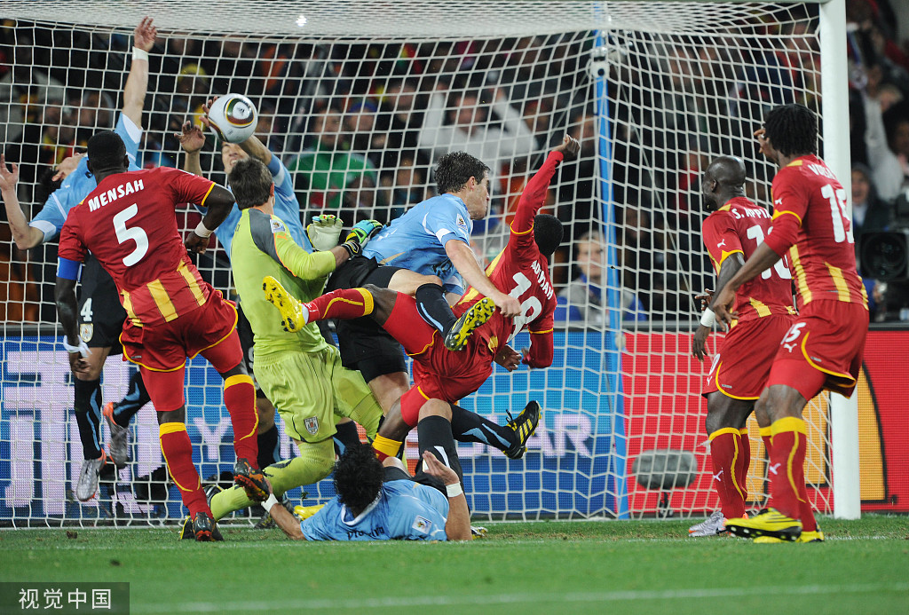 乌拉圭绝杀波兰，苏亚雷斯点燃赛场