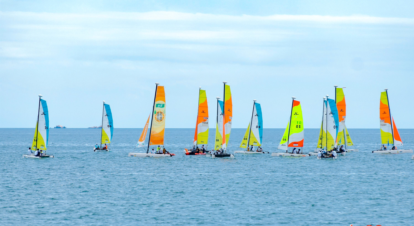 帆船比赛队伍配合默契争先夺冠
