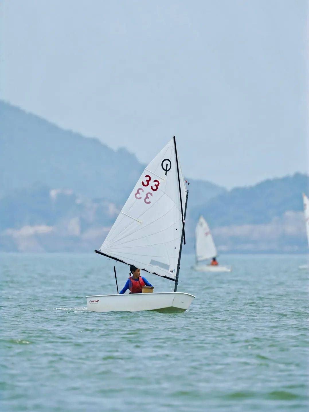 帆船比赛队伍配合默契争先夺冠