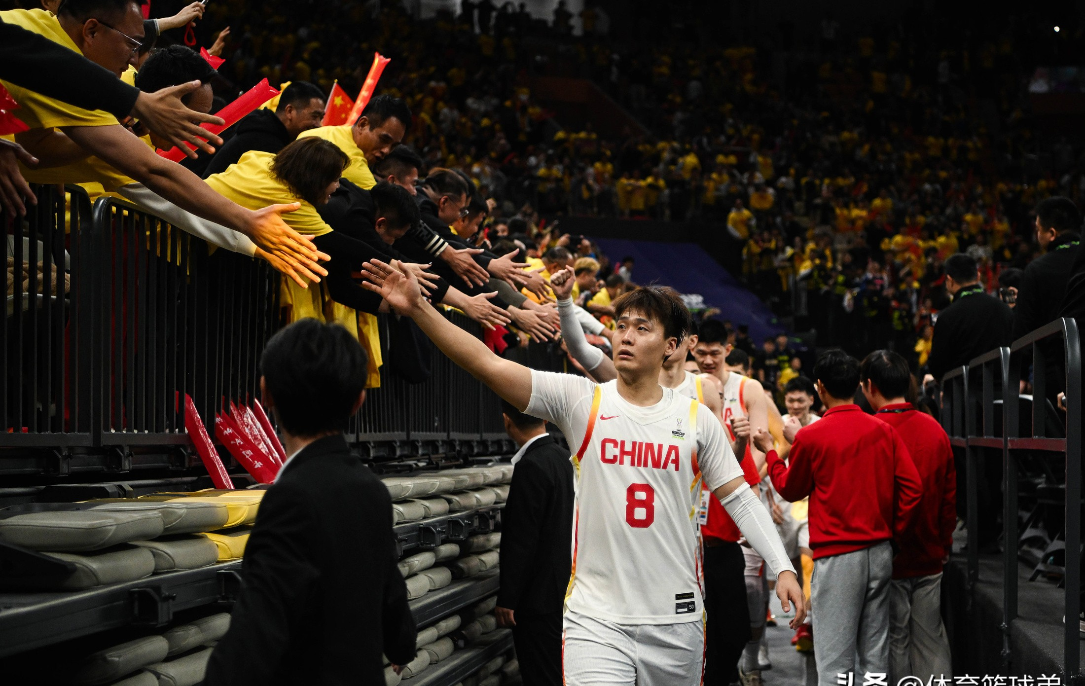 顶级联赛球队实力逐渐显现，精彩比拼吸引目光