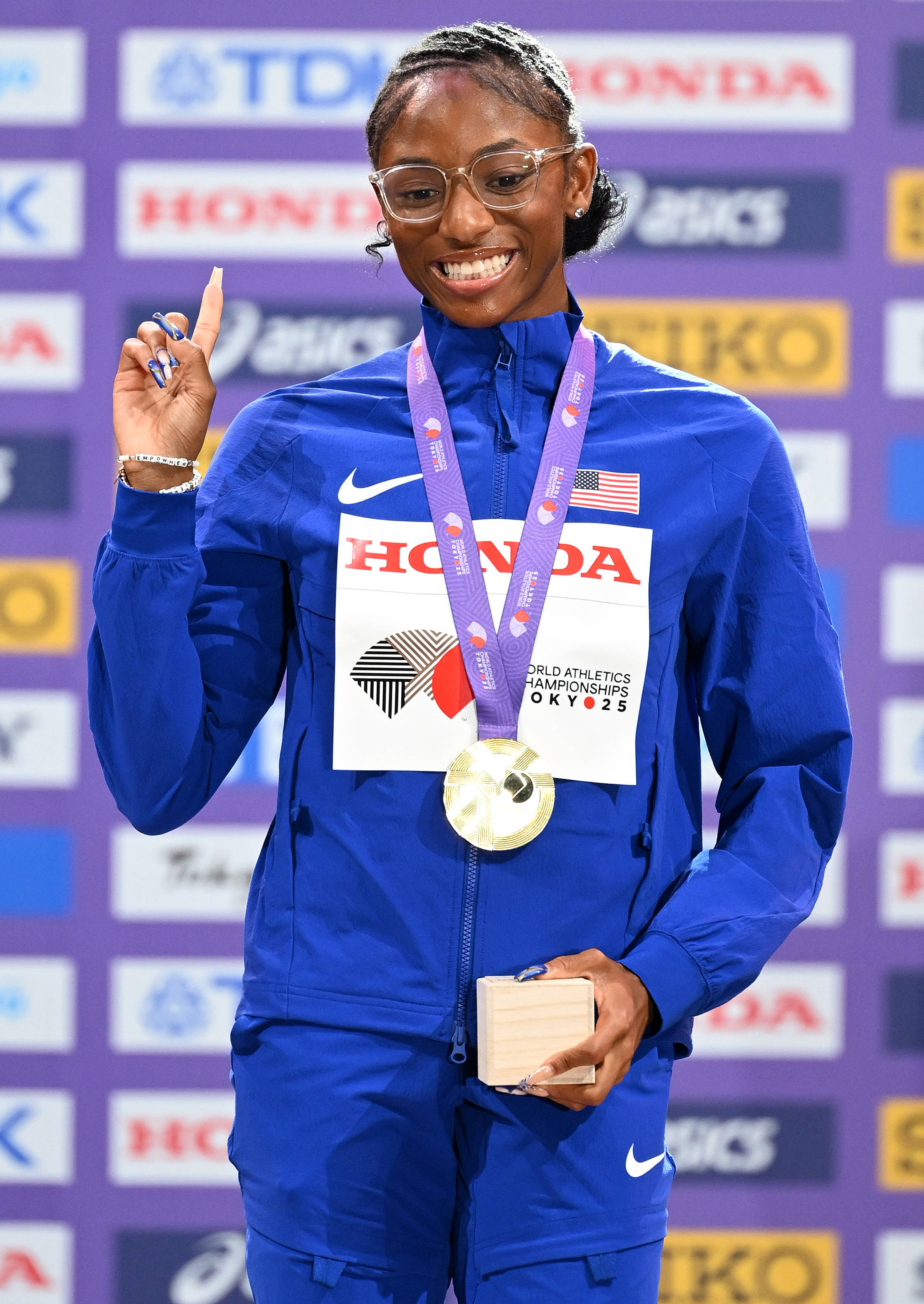 乌克兰田径选手奋力拼搏，夺得桂冠