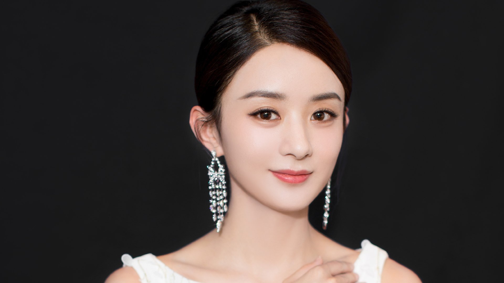 塞维利亚完胜巴拉瓜，戈麦斯在德甲争冠战接管比赛，双线战场上的英雄交响曲