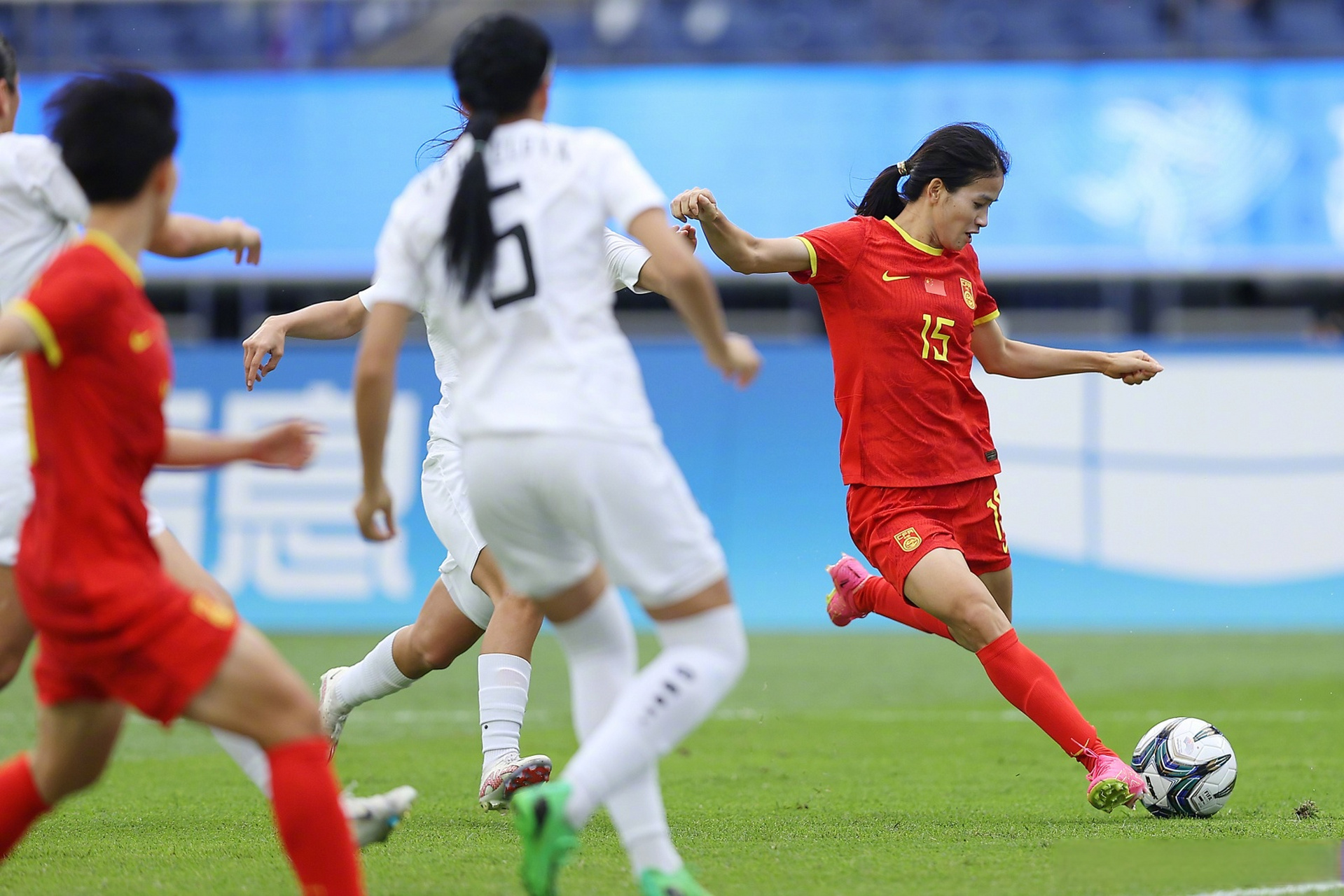 中国女足赛场砥砺前行,勇往直前