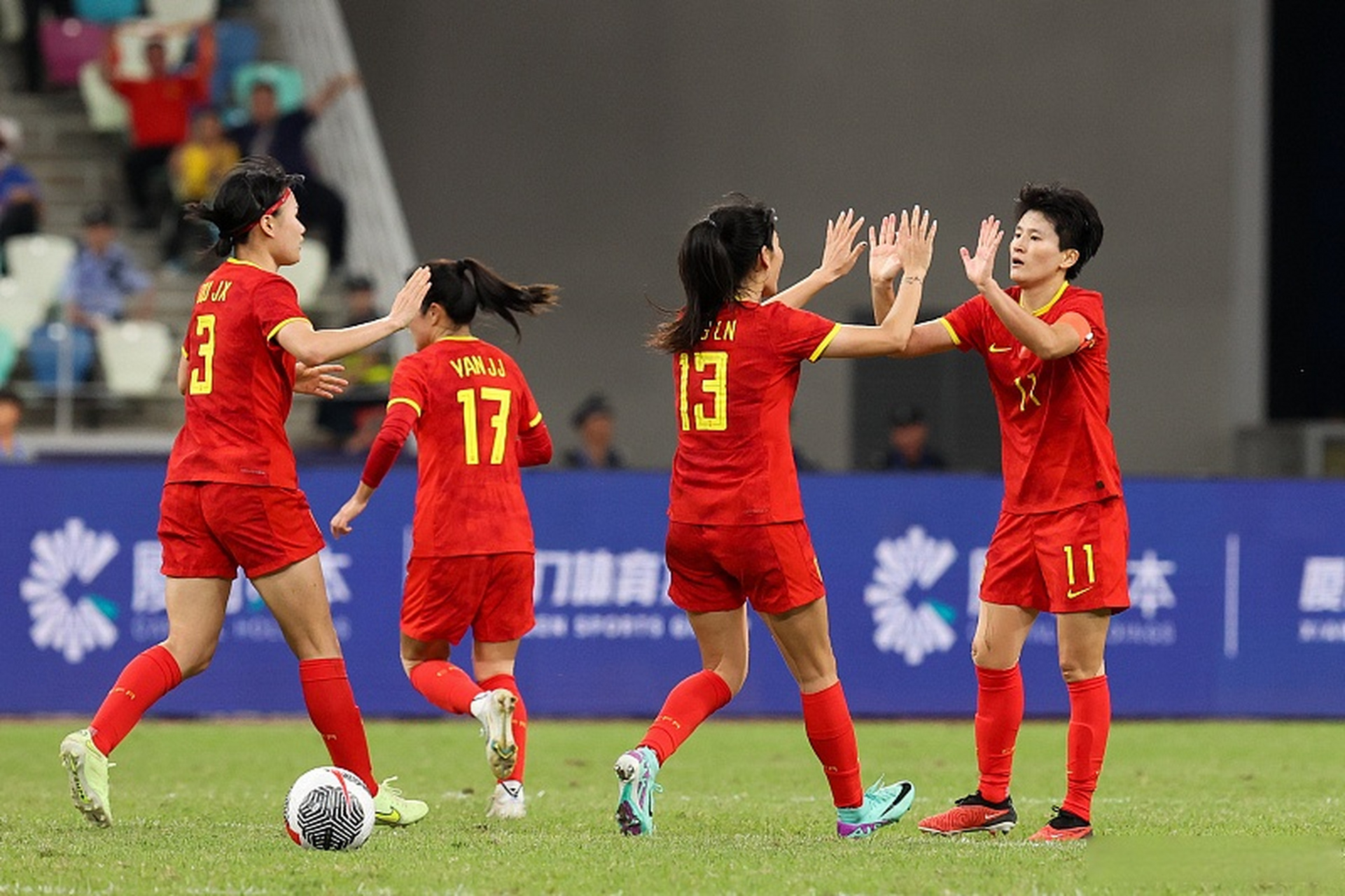 中国女足赛场砥砺前行,勇往直前